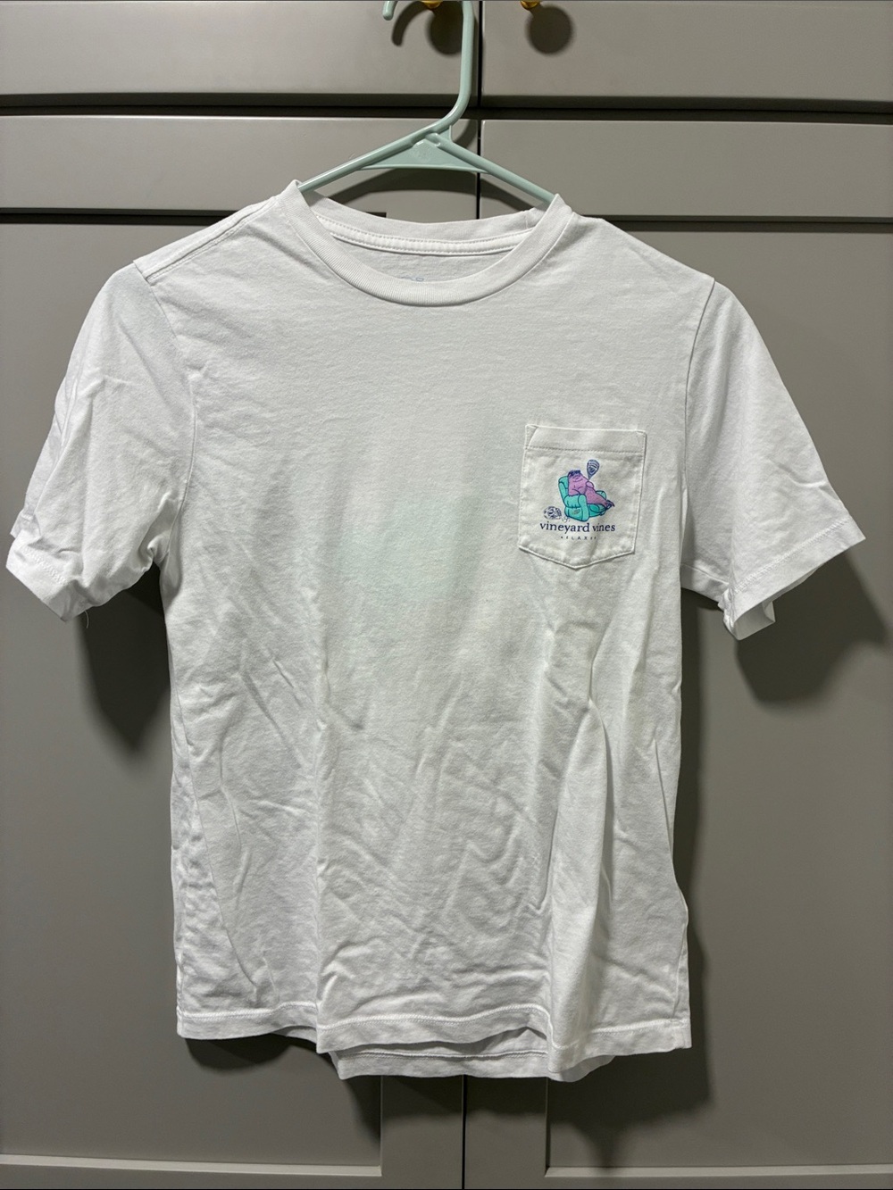 Vineyard Vines Men’s White Pocket Tee with Pastel Whale Graphic